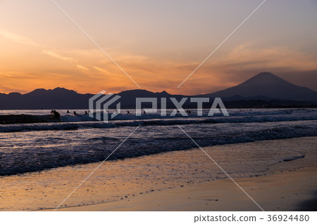 菅沼海岸富士山日落太陽衝浪者 36924480