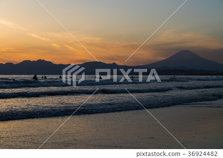 菅沼海岸富士山日落太陽衝浪者 36924482