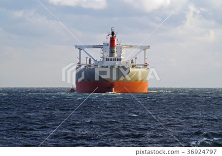 Ship leaving the port 36924797