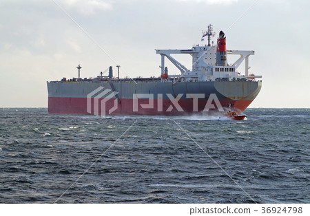 Ship leaving the port 36924798