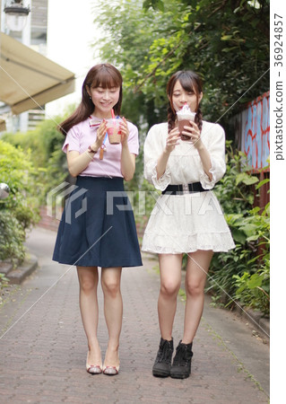 吃和喝外面兩個友好的少婦 吃和喝外面兩個友好的少婦 36924857