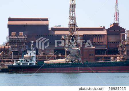 在水島港建造貨物的船舶和煉鐵廠 在水島港建造貨物的船舶和煉鐵廠 36925915