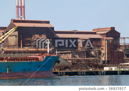 在水島港建造貨物的船舶和煉鐵廠 在水島港建造貨物的船舶和煉鐵廠 36925917