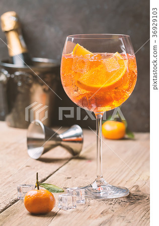 Aperol spritz cocktail 36929103