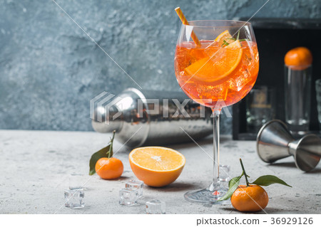 Aperol spritz cocktail 36929126