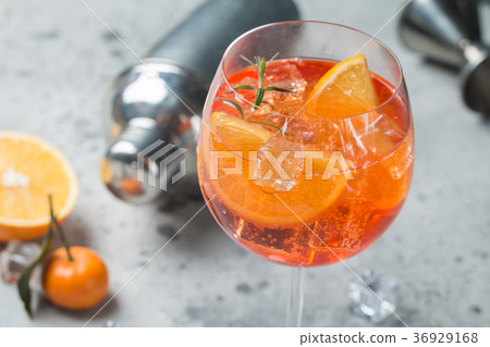 Aperol spritz cocktail 36929168