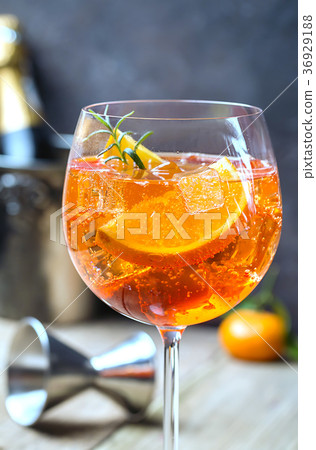 Aperol spritz cocktail 36929188