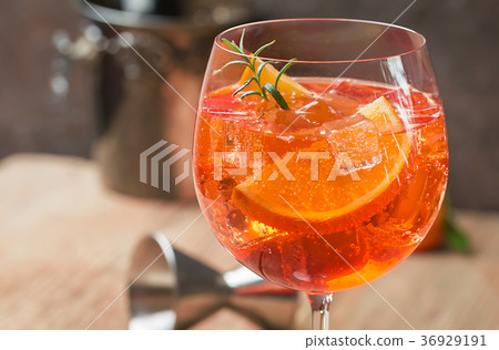 Aperol spritz cocktail 36929191