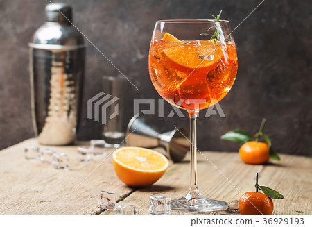 Aperol spritz cocktail 36929193