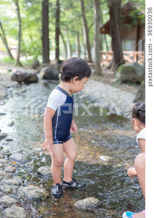 到河畔遠足 在河中嬉戲 在水里玩 36930036