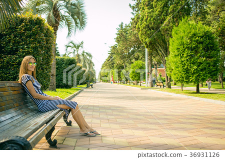 Beautiful girl sitting on the bench, the brown 36931126