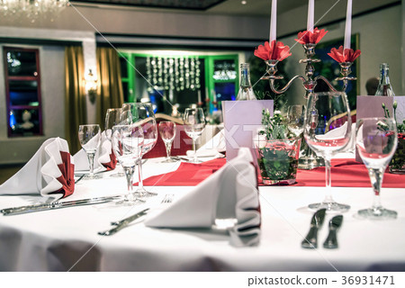 Banquet with red table setting tablecloth white Banquet with red table setting tablecloth white 36931471