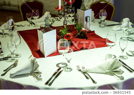 Banquet with red table setting tablecloth white Banquet with red table setting tablecloth white 36931545