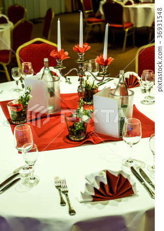 Banquet with red table setting tablecloth white Banquet with red table setting tablecloth white 36931548