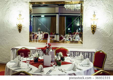 Banquet with red table setting tablecloth white 36931555