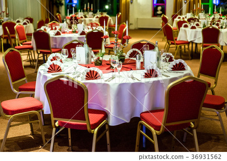 Banquet with red table setting tablecloth white 36931562