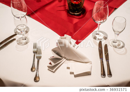 Banquet with red table setting tablecloth white 36931571