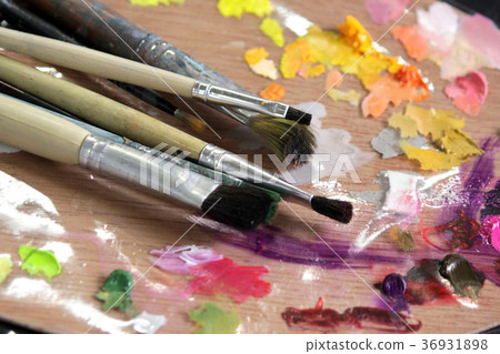 artists paint brushes on wooden palette artists paint brushes on wooden palette 36931898