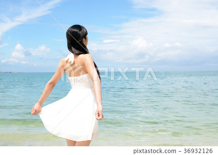 放鬆在熱帶沖繩島美麗的海灘的婦女 放鬆在熱帶沖繩島美麗的海灘的婦女 36932126