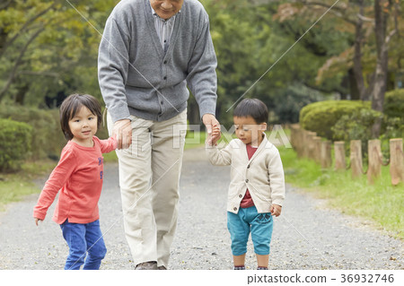 Senior playing with grandson 36932746