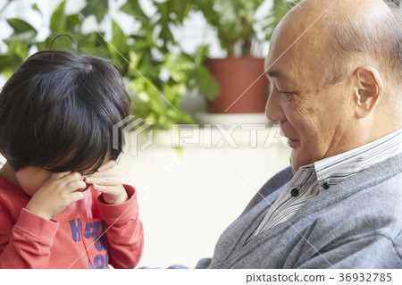 Senior playing with grandson 36932785