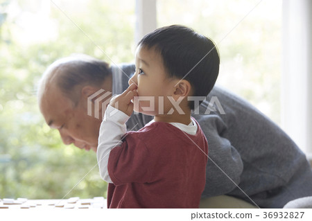 一個孩子和高級玩一個將棋 36932827