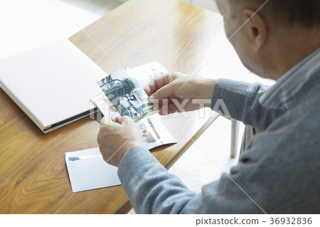 Senior looking at photos 36932836