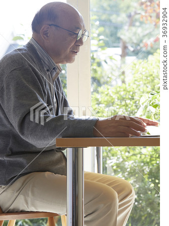 Senior to see documents 36932904