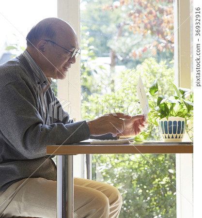 Senior to see documents 36932916