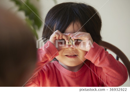 A child and senior playing a shogi 36932922