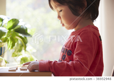 Child pointing to shogi 36932948