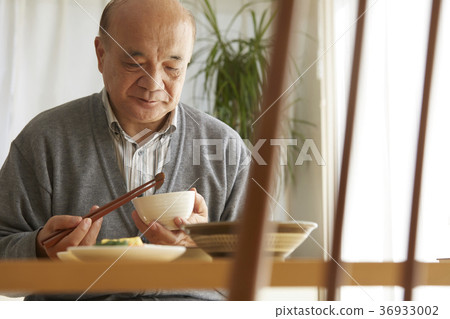 Senior eating 36933002