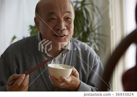 A child and senior playing a shogi 36933024