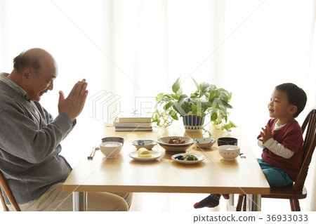 老年人和孩子們吃 36933033