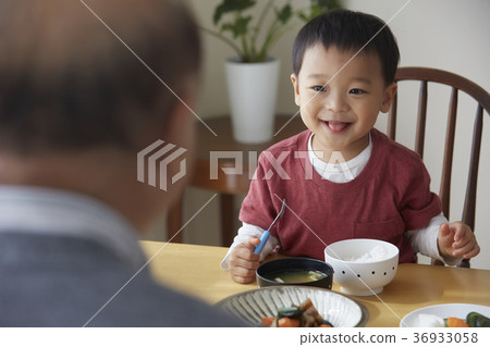 老年人和孩子們吃 36933058