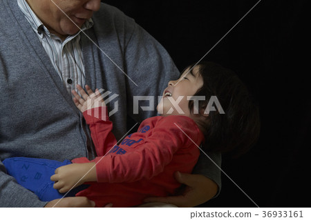 拿著孩子的資深黑色後面 拿著孩子的資深黑色後面 36933161