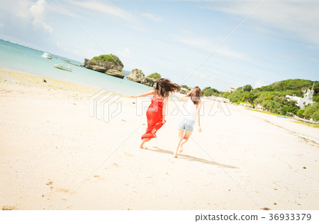 Women traveling in Okinawa 36933379