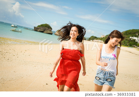 Women traveling in Okinawa 36933381