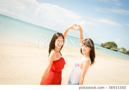 Women traveling in Okinawa 36933388