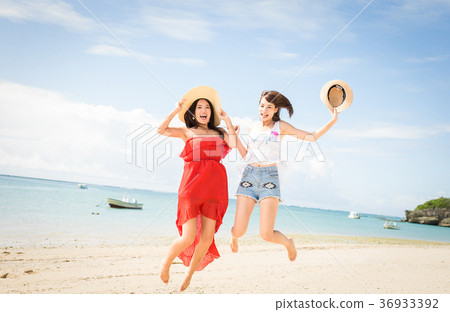 Women traveling in Okinawa 36933392