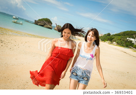 Women traveling in Okinawa Women traveling in Okinawa 36933401