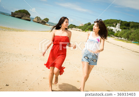 在沖繩旅行的婦女 在沖繩旅行的婦女 36933403