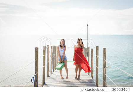 在沖繩旅行的婦女 在沖繩旅行的婦女 36933404