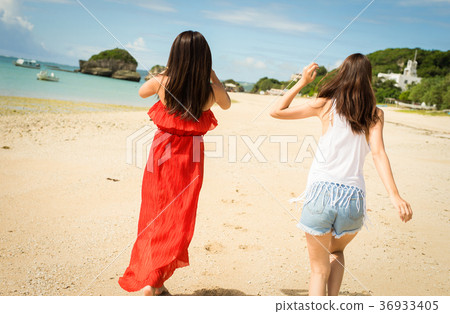 在沖繩旅行的婦女 在沖繩旅行的婦女 36933405