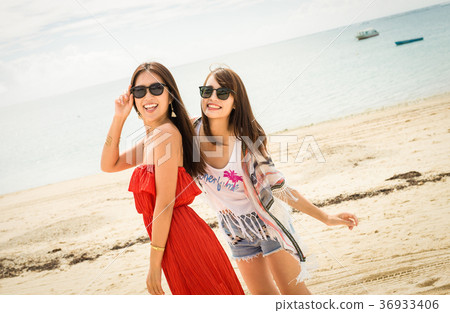 在沖繩旅行的婦女 在沖繩旅行的婦女 36933406