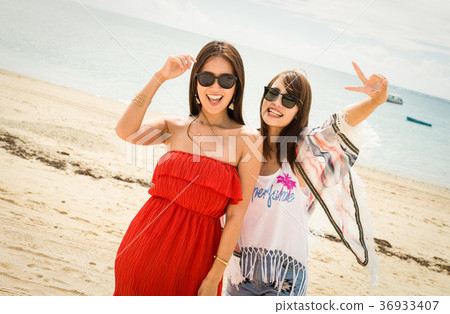 在沖繩旅行的婦女 在沖繩旅行的婦女 36933407