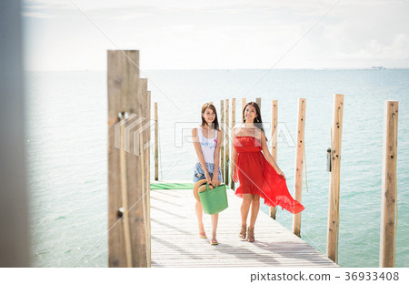 在沖繩旅行的婦女 在沖繩旅行的婦女 36933408