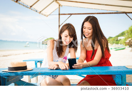 在沖繩旅行的婦女 在沖繩旅行的婦女 36933410
