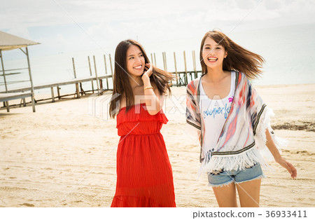 在沖繩旅行的婦女 在沖繩旅行的婦女 36933411