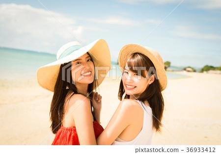 在沖繩旅行的婦女 在沖繩旅行的婦女 36933412